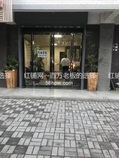 灞桥区席王中小学对面93平稳赚不赔临街空铺