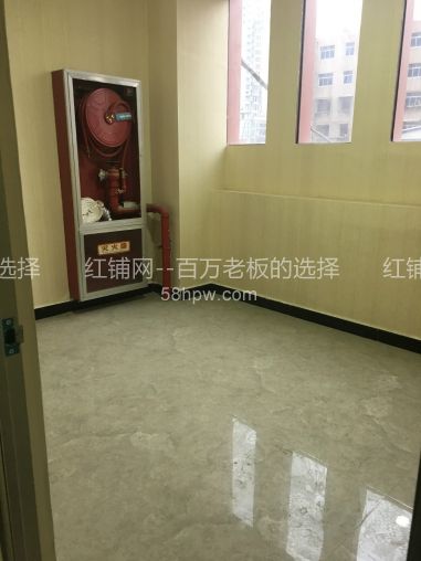 未央三桥地铁口旁67平米临街空铺出租