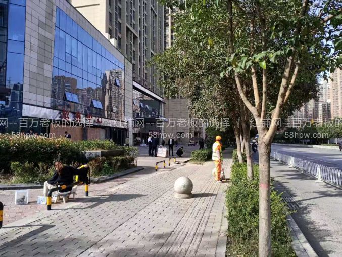 经开凤城十路世茂都92平临街空铺出租
