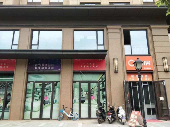 莲湖区大白杨融创兰园小区临街底商91平空铺招租