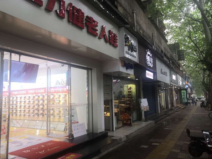 碑林区咸宁东路350平精装空铺招租 可分割