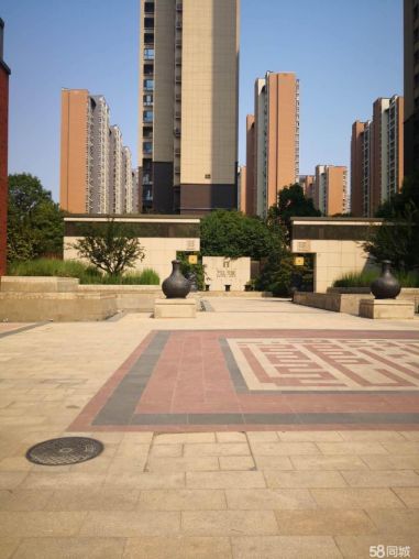 高新区万达天樾高档大型社区底商32平空铺出租