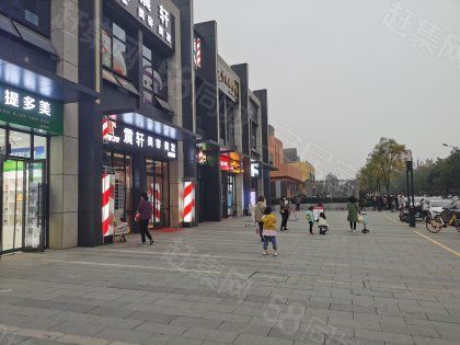 灞桥区浐河东路御锦城136平临街底商出租