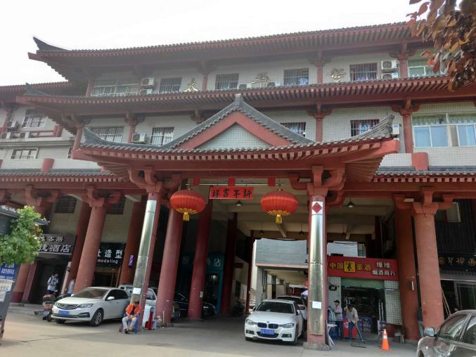 雁塔区大雁塔南广场酒店楼下105平纯一楼临街空铺