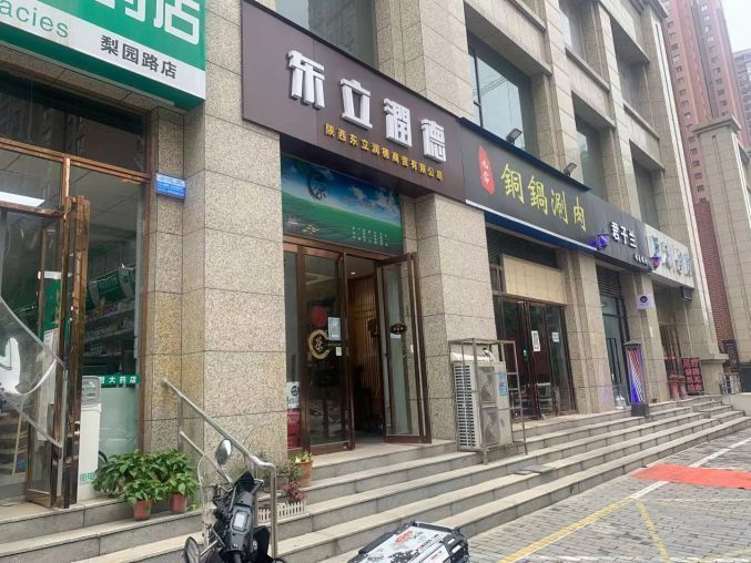 1.未央区汉城湖畔120平临街店铺转让